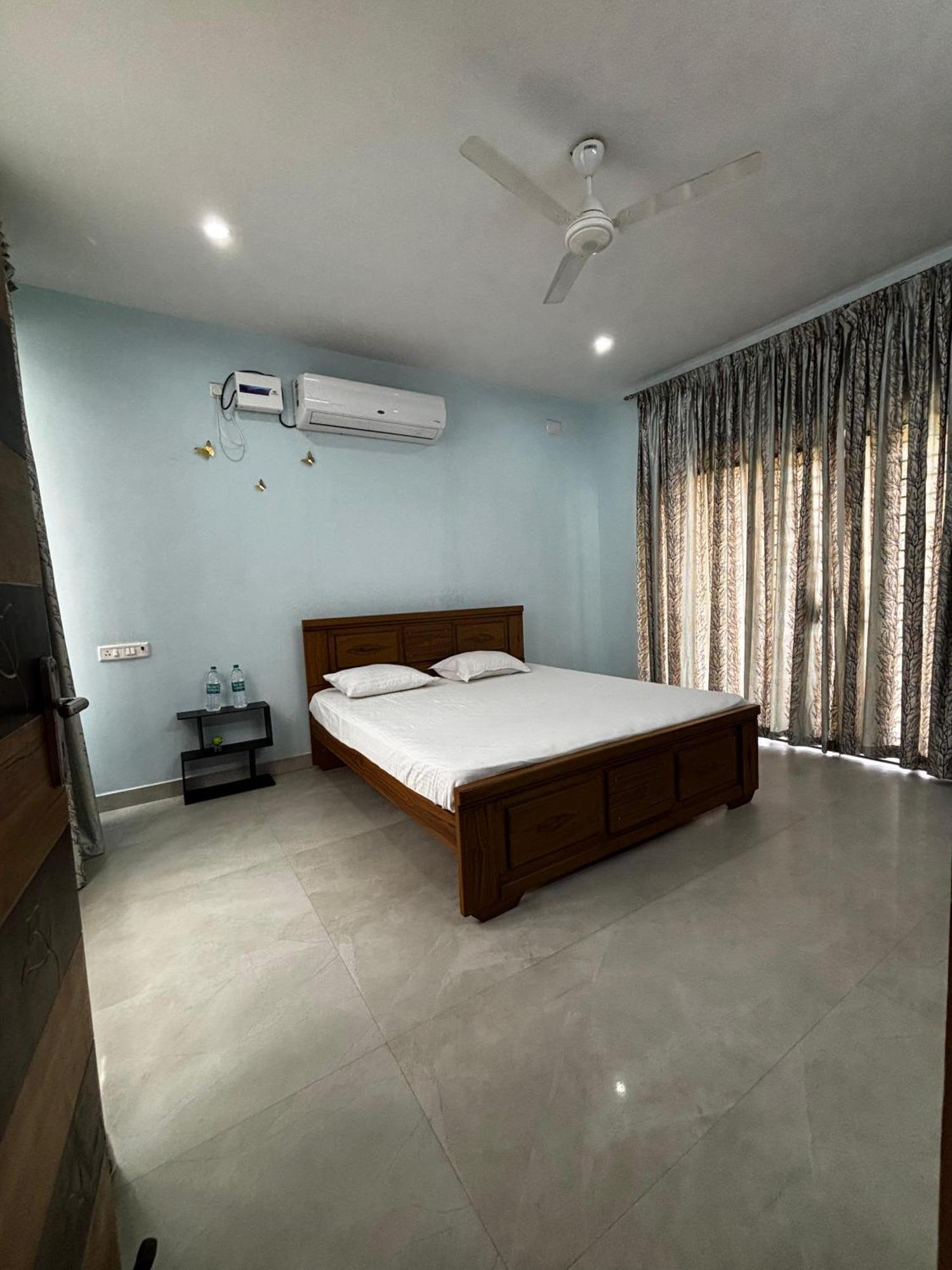Ezhilagam Stays Chennai Room photo