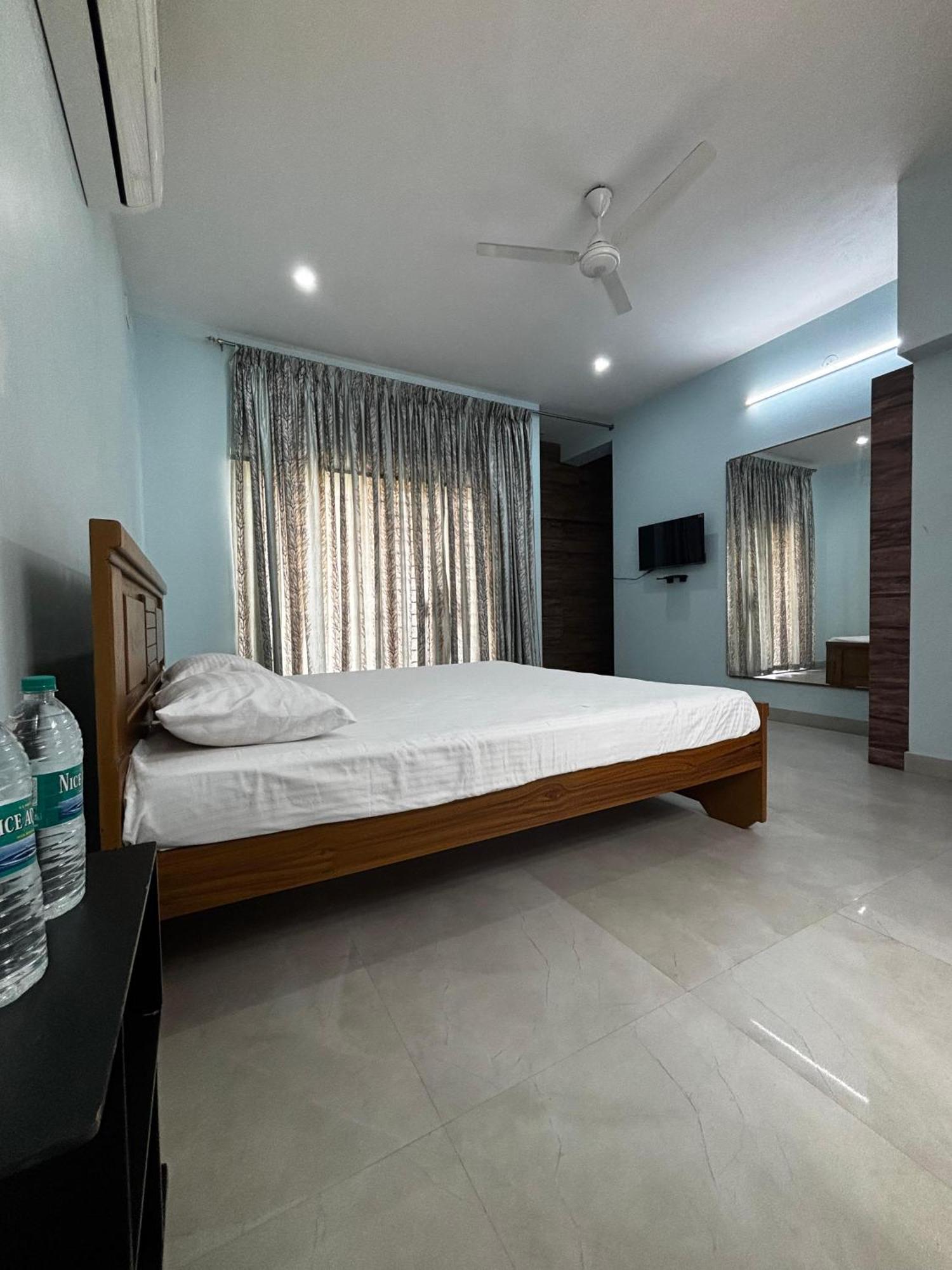 Ezhilagam Stays Chennai Room photo